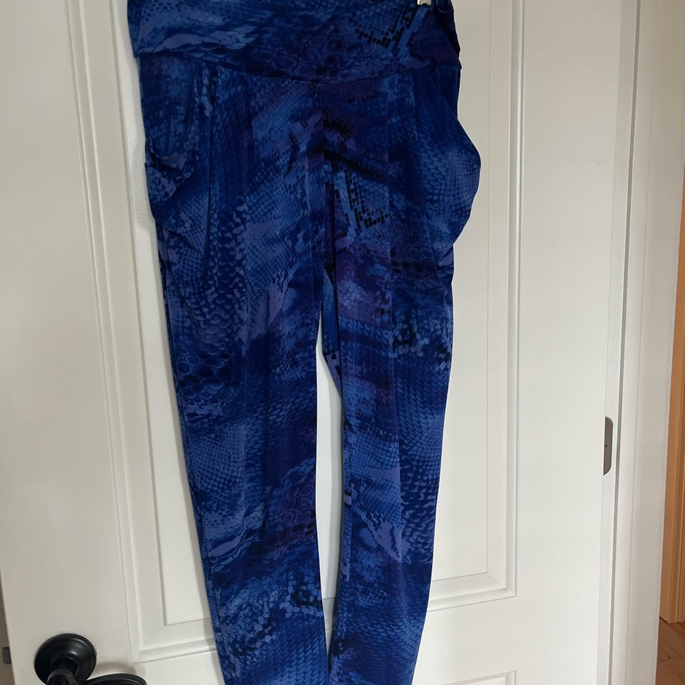 Flow Movement Blue Snakeskin Patterned Leggings